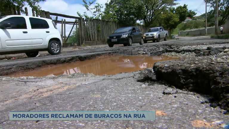 Vídeo: Moradores do bairro Camargos, em BH, reclamam de buracos na rua