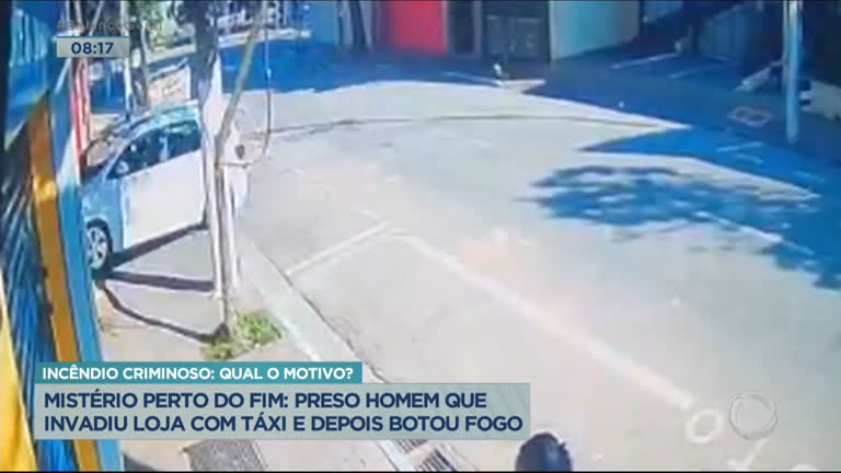Vídeo: Homem que invadiu loja com táxi roubado em SP é preso