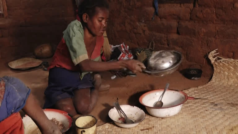 Vídeo: Madagascar: pessoas comem couro de sapato por falta de comida