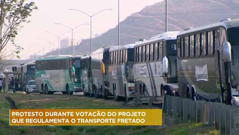Vídeo: Funcionários protestam em votação de projeto do transporte fretado