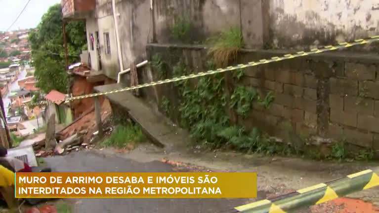 Vídeo: Muro desaba e imóveis são interditados em Santa Luzia (MG)
