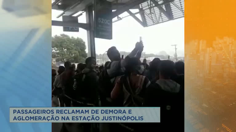 Vídeo: Passageiros reclamam de demora dos ônibus na Estação Justinópolis