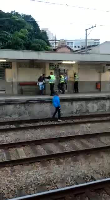 Vídeo: Vídeo mostra briga entre homens com pedras e seguranças da CPTM
