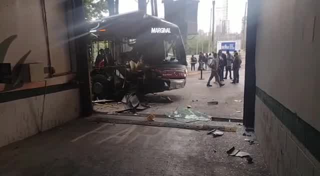 Vídeo: Vídeo: acidente com carro destrói ônibus na zona sul de SP