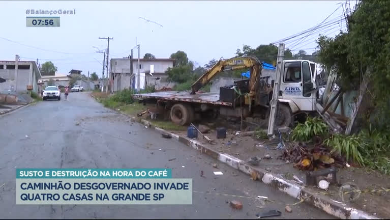 Vídeo: Caminhão desgovernado invade quatro casas na Grande SP