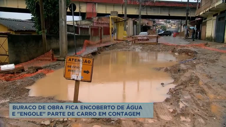 Vídeo: Carro cai dentro de buraco aberto pela Copasa em Contagem (MG)