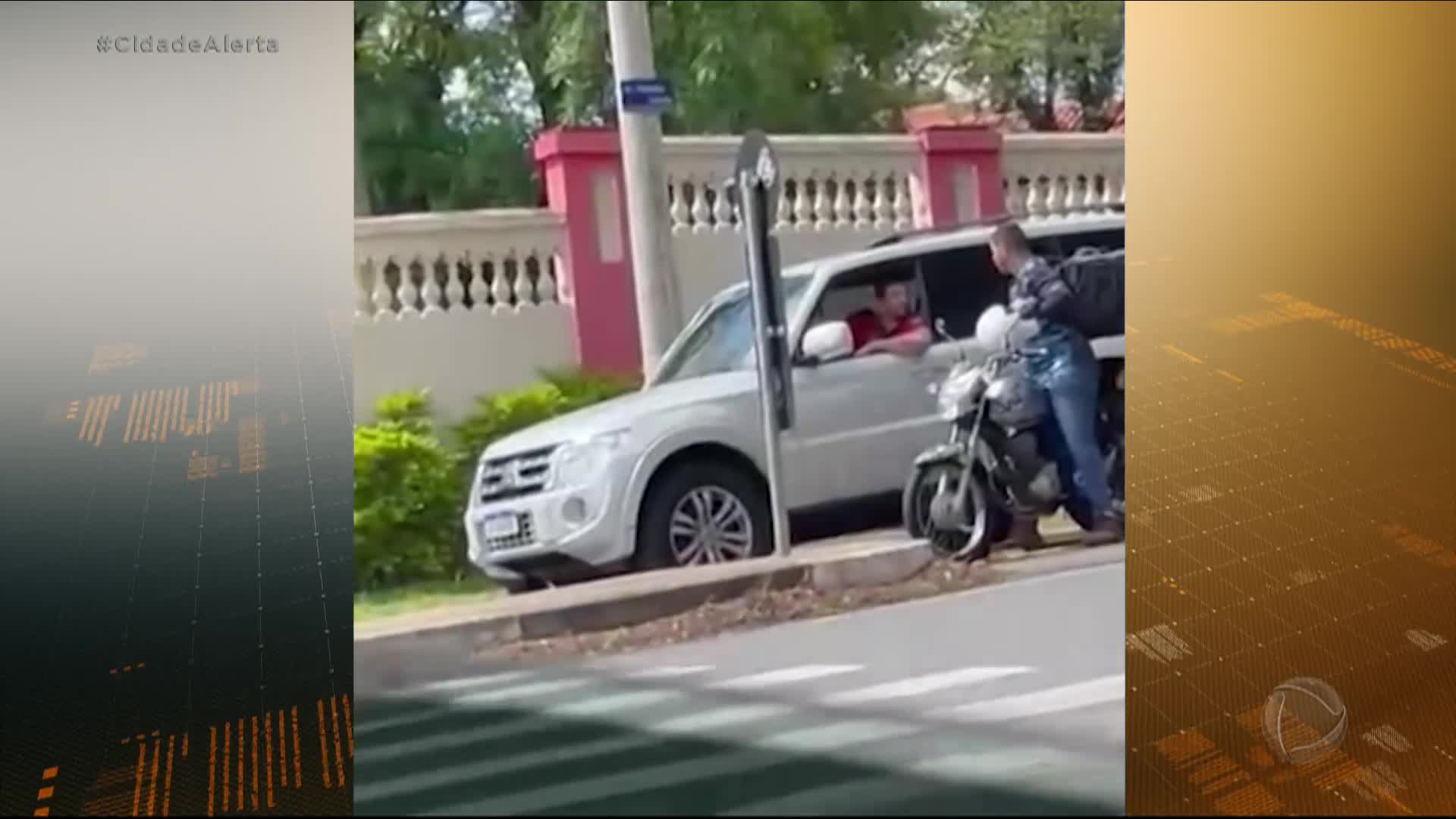 Vídeo: Motoboy agride motorista e acaba atropelado no interior de São Paulo