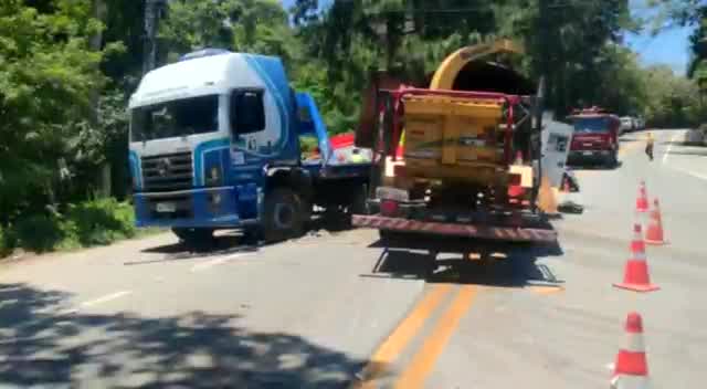 Vídeo: Batida entre caminhões deixa feridos em SP; veja vídeo