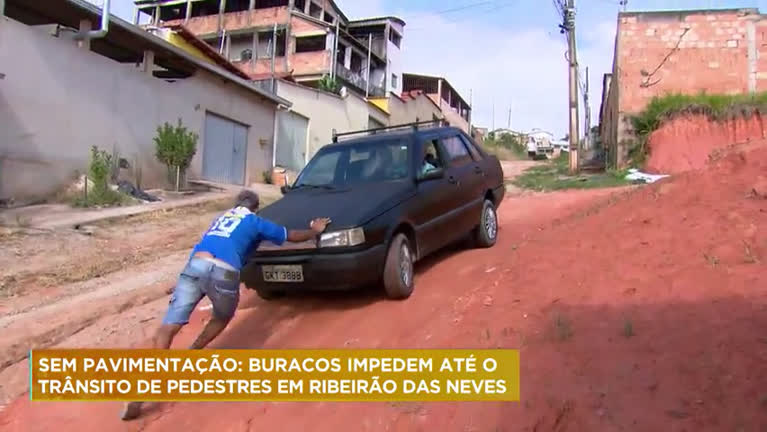 Vídeo: Buracos dificultam trânsito de pedestres em cidade da Grande BH