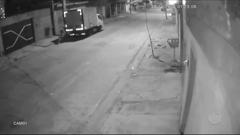 Vídeo: Bandidos aproveitam madrugada para roubar caminhão em SP