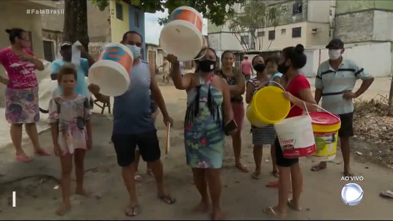 Vídeo: Sem água há 2 meses, moradores de Maceió reclamam