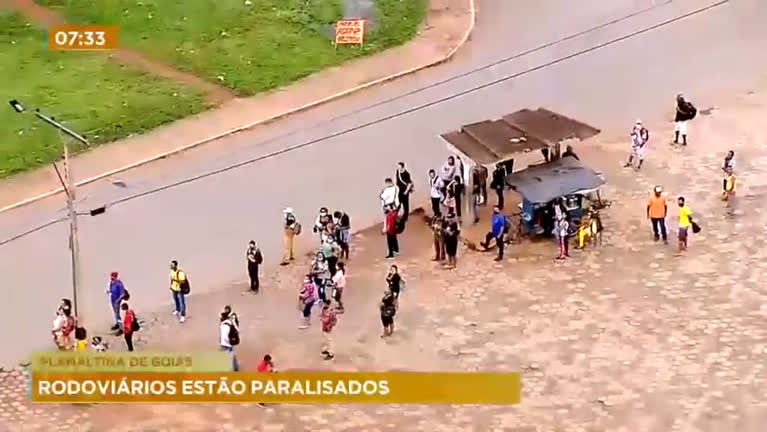 Vídeo: População se acumula nas paradas de Planaltina (GO) com greve de ônibus