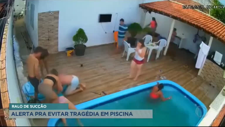 Vídeo: Menina tem cabelo sugado por ralo de piscina e fica submersa