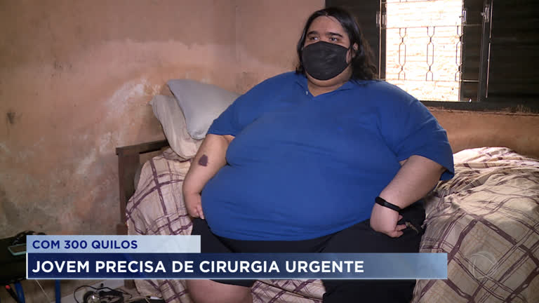 Vídeo: Jovem tem mais de 300 quilos e precisa de cirurgia