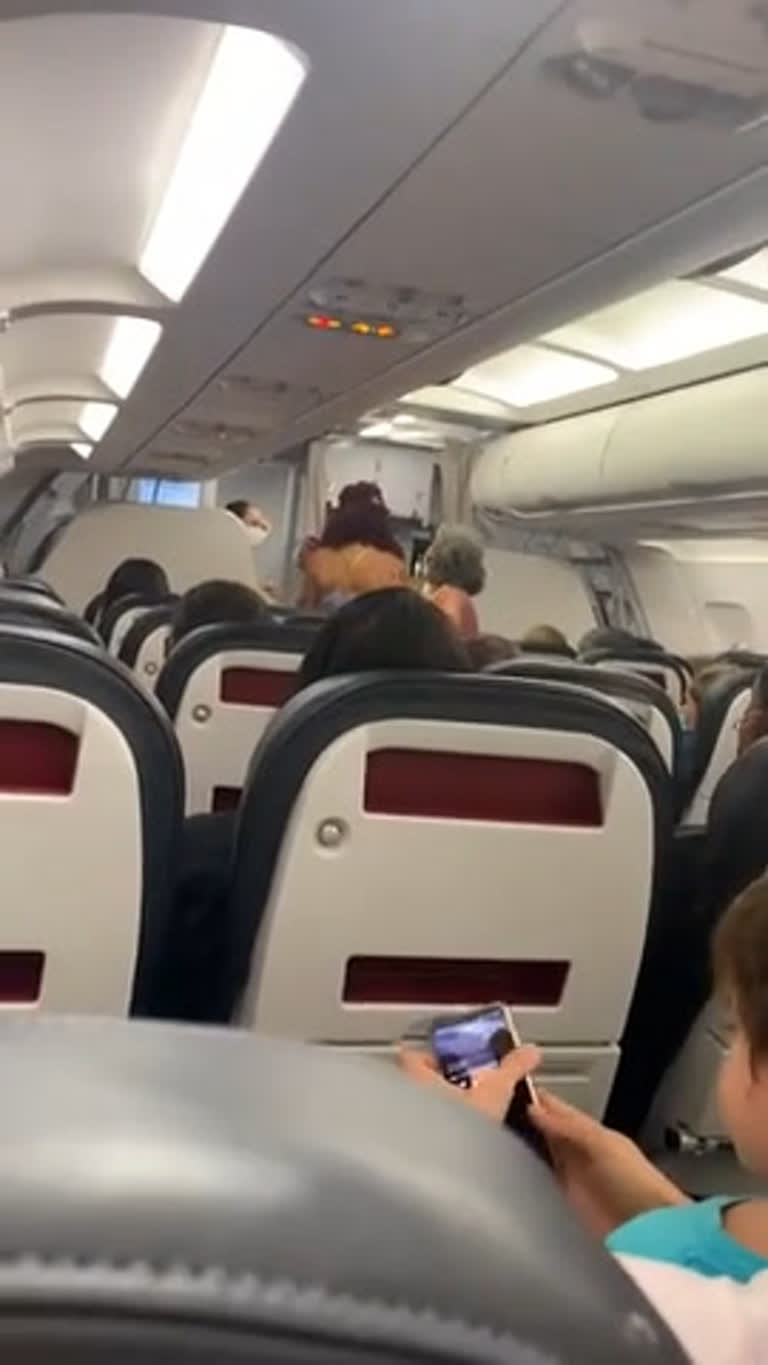 Vídeo: Passageiros reclamam de atraso para decolagem em voo