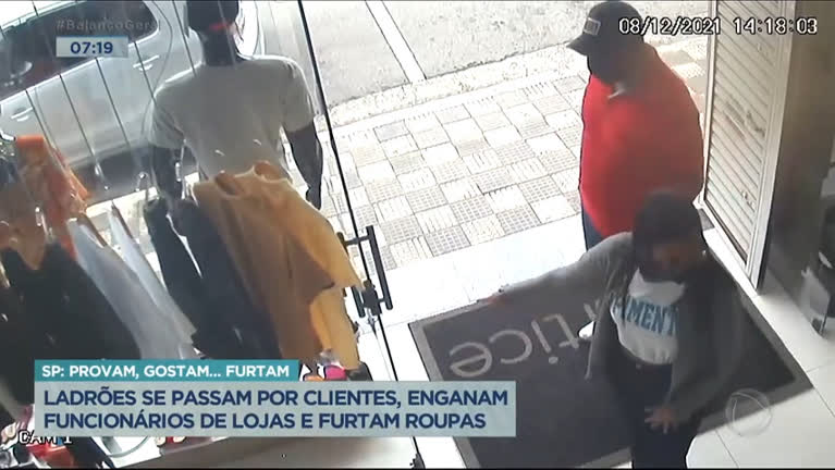 Vídeo: Ladrões se passam por clientes, enganam atendentes e roubam roupas de lojas