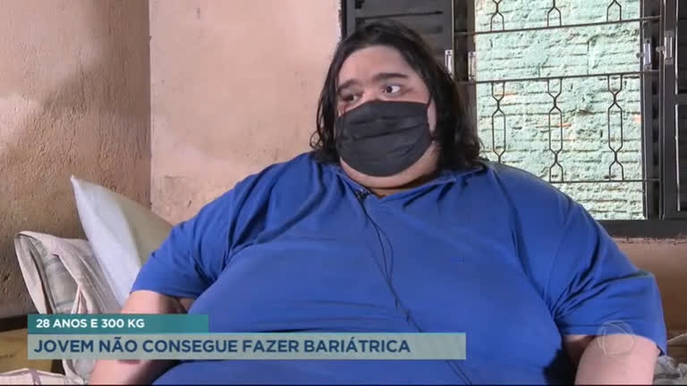 Vídeo: Jovem com 300 kg luta para fazer bariátrica pelo SUS