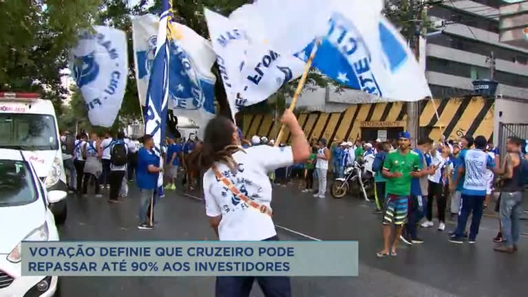 Vídeo: Conselheiros e associados votam alteração do estatuto do Cruzeiro
