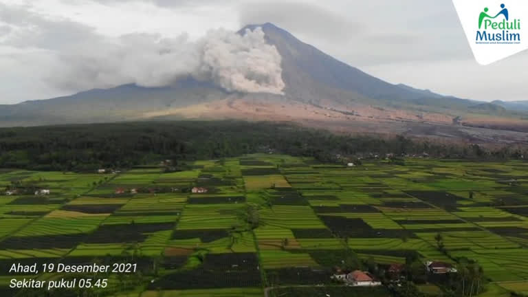 Vídeo: Vulcão Semeru entra em erupção na Indonésia
