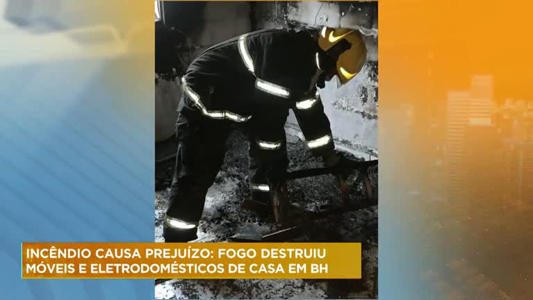 Vídeo: Incêndio destrói móveis e eletrodomésticos de casa em BH