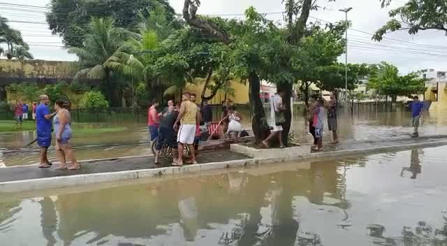 Idosa e cadeirante são resgatadas no meio de enchente em Itabuna - Notícias  - R7 Cidades