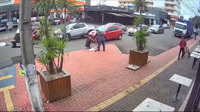 Vídeo: Homem entrega par de muletas a morador de rua com deficiência