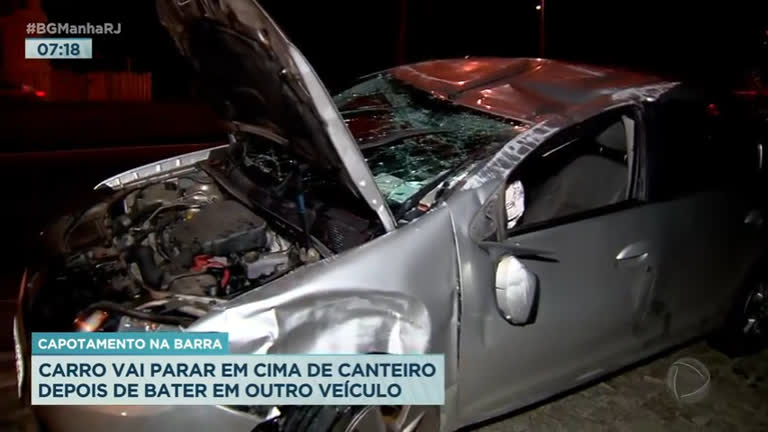Vídeo: Homem capota carro na Barra da Tijuca, na zona oeste do Rio