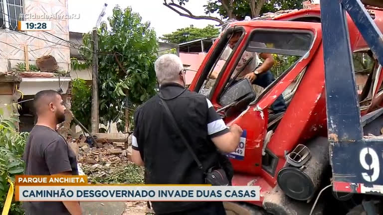 Vídeo: Caminhão desgovernado invade duas casas em Campo Grande