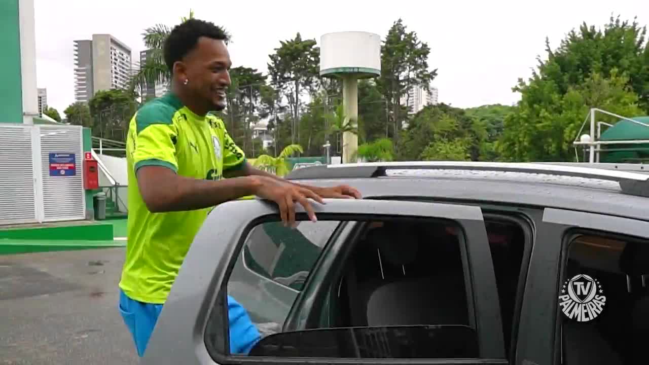 Vídeo: Jaílson chega ao Palmeiras no estilo "Um maluco no pedaço"