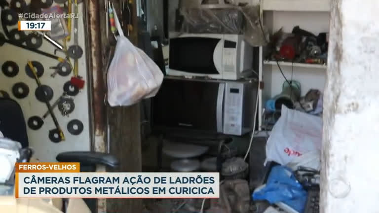 Vídeo: Moradores de Curicica denunciam roubos de produtos metálicos