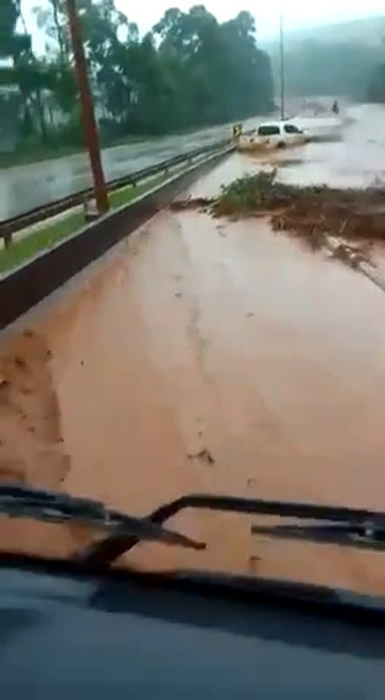 Vídeo: Motorista grava água invadindo BR-040 após transbordo de barragem
