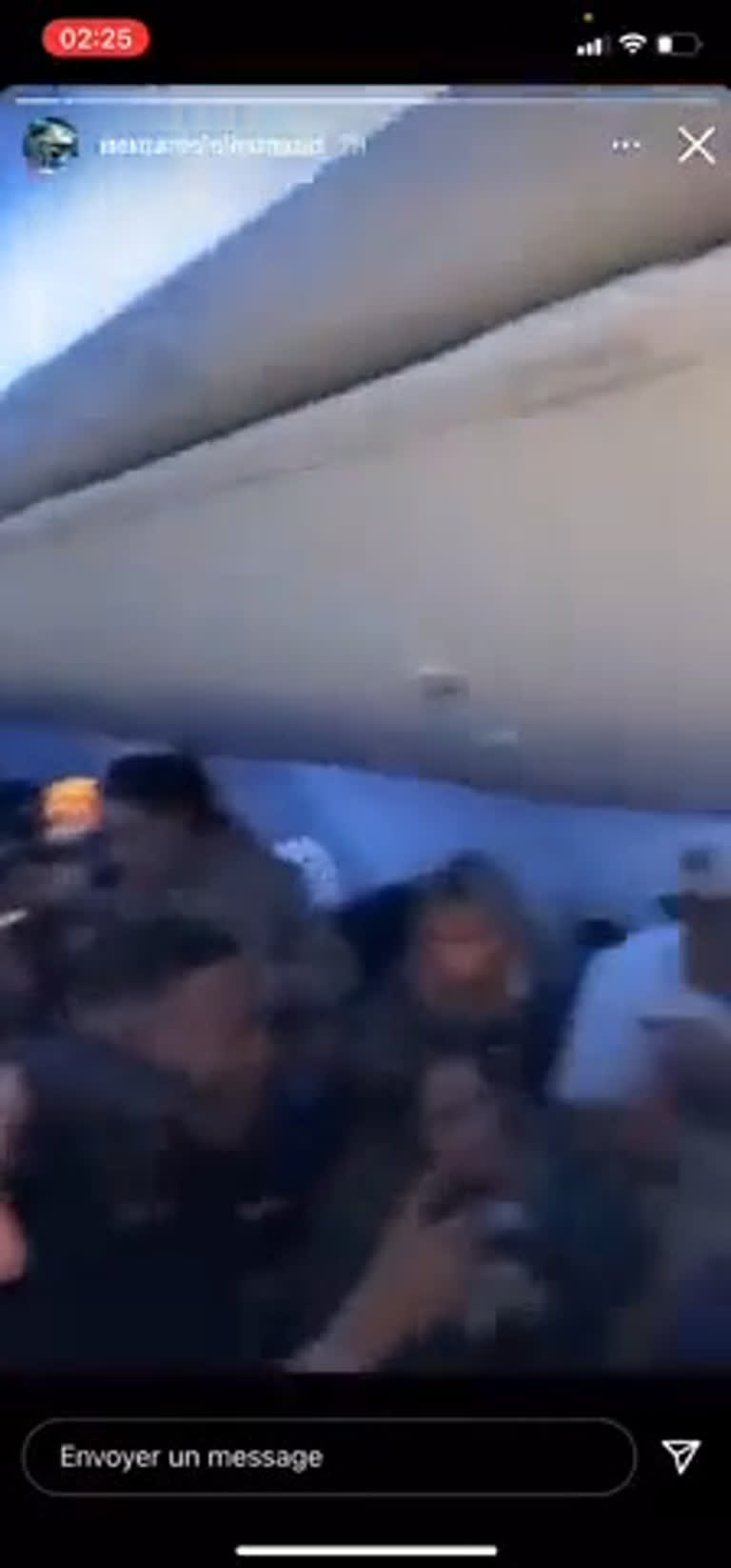 Vídeo: Canadenses fazem balada em avião e ficam retidos no México