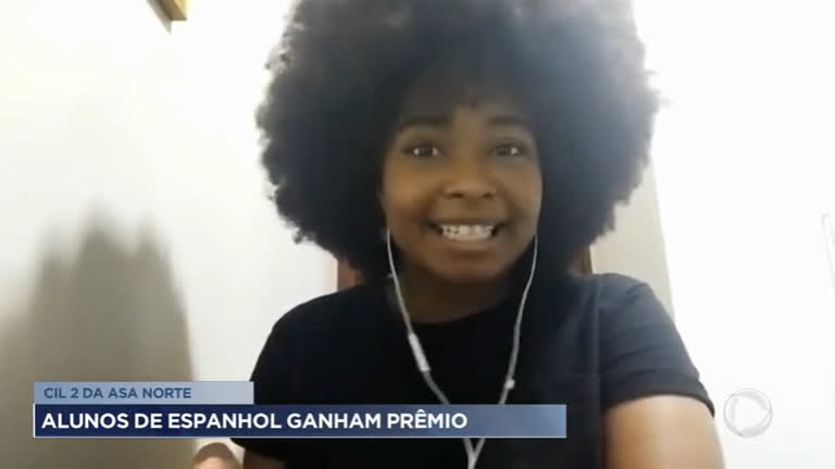 Vídeo: Alunos de curso de espanhol ganham prêmio em concurso de embaixada