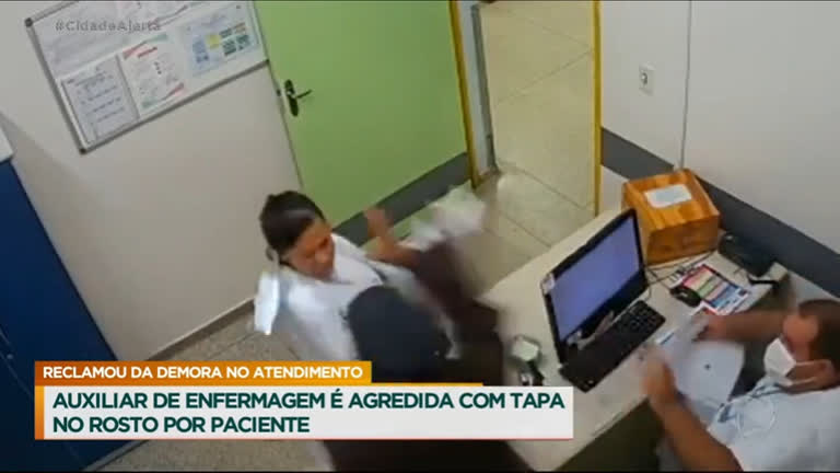 Vídeo: Enfurecido por demora no atendimento, homem invade sala de uma UBS e agride enfermeira