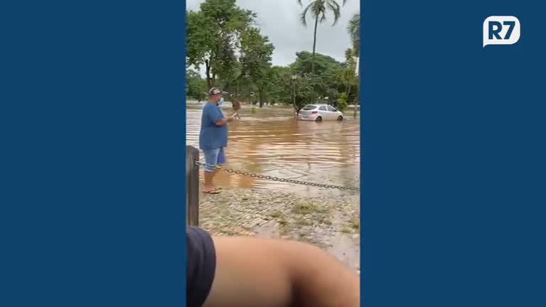 Vídeo: Vídeo: rio transborda e água invade centro histórico de Pirenópolis (GO)