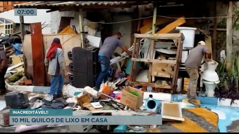 Vídeo: Vigilância ambiental do DF retira 10 mil quilos de lixo de casa em Samambaia
