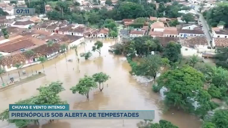 Vídeo: Após fortes chuvas, rio transborda e alaga ruas de Pirenópolis (GO)