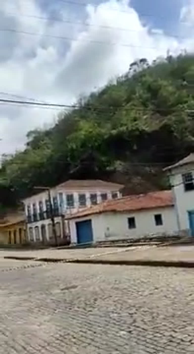 Vídeo: Vídeo mostra deslizamento de terra em Ouro Preto (MG)