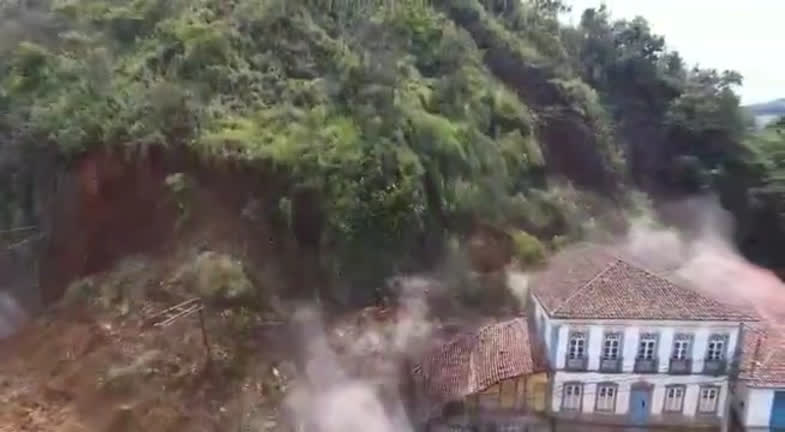 Vídeo: Deslizamento de encosta atinge pelo menos 2 imóveis em MG