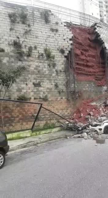 Vídeo: Muro de condomínio desaba e atinge carros em SP; veja vídeo