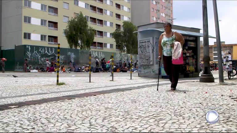Vídeo: Mulher visita a Cracolândia todos os dias em busca do marido desaparecido