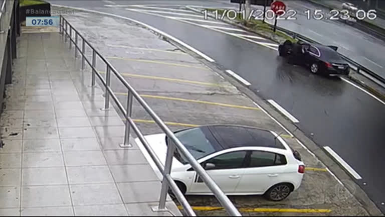Vídeo: Ladrão tenta roubar carro, não consegue ligar veículo e é preso