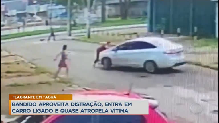 Vídeo: Bandido aproveita distração, rouba carro e quase atropela vítima