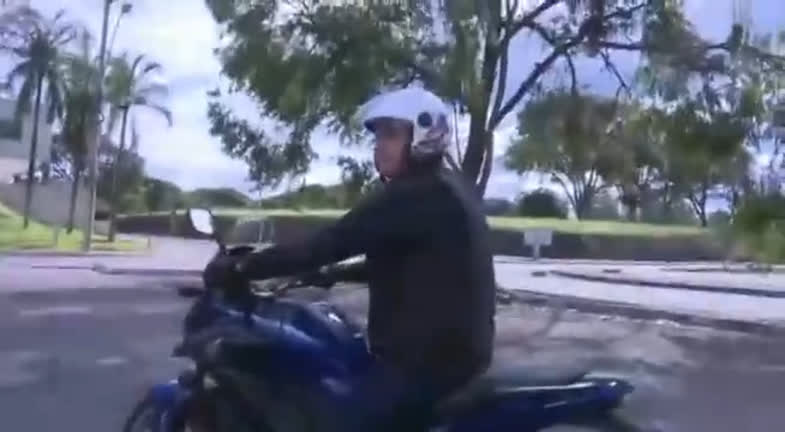 Vídeo: Bolsonaro passeia de moto pelas ruas de Brasília (DF)