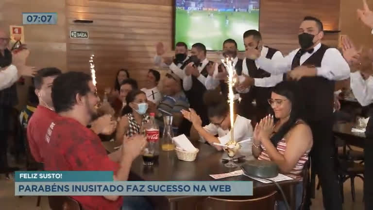 Vídeo: Restaurante de Ceilândia (DF) viraliza na internet com parabéns inusitado