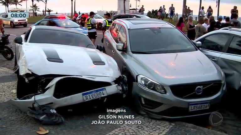 Vídeo: Motorista bate em carros estacionados na zona oeste do Rio