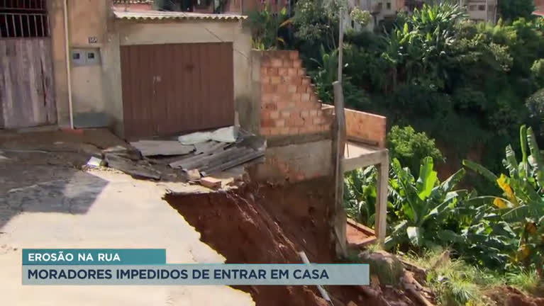 Vídeo: Chuva abre cratera em rua e impede acesso a casas na Grande BH