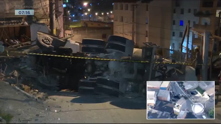 Vídeo: Caminhão tomba e destrói carros e casa na Grande SP