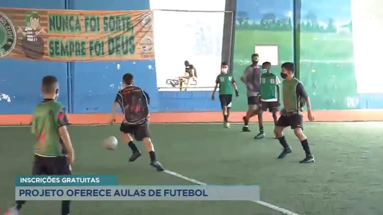 Vídeo: Projeto oferta aulas de futebol e reforço escolar gratuitamente