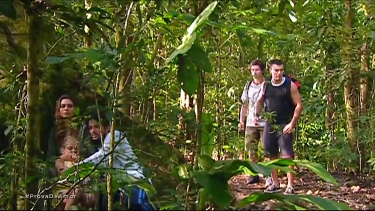 Vídeo: Daniel, Clarice e Nininha tentam escapar de Lopo e fogem para mata